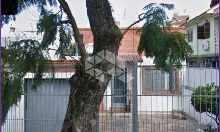 casa 2 dormitórios,2 banheiros,2 vagas. Bairro Camaqua