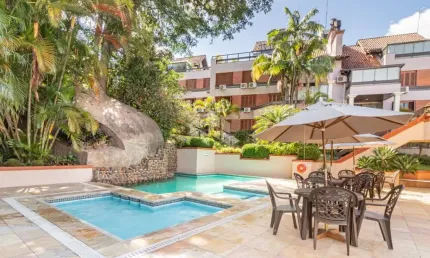 Apartamento semimobiliado 3 dormitórios, suíte, condomínio com piscina, box na zona sul de Porto Alegre.