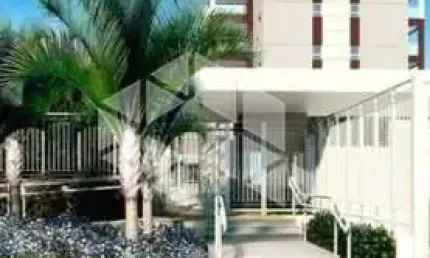 2 quartos, sendo 1 suíte, 2 banheiros e 2 vagas de garagem