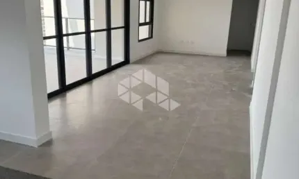 O apartamento no bairro mirandópolis possui 141 metros quadrados com 3 quartos sendo 3 suites