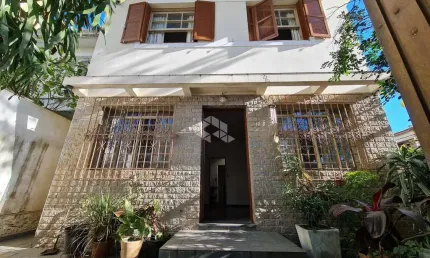 Sobrado com 150,00m² na Chácara Santo Antônio, com 3 quartos, 3 banheiros e 2 vagas de garagem.