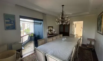 Apartamento alto padrão de 226m², com vista livre, um por andar, em área nobre da Aclimação.