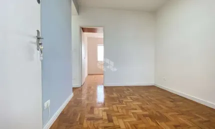 Apartamento em andar alto, com 01 quarto e portaria 24 horas.