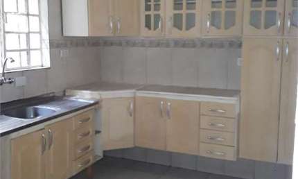 Imóvel com 2 casas (de 4 e 3 cômodos) - Á Venda - no Jardim Ângela!
