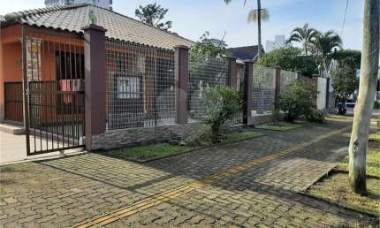 Excelente Casa Térrea  Centro de Tramandai- RS 1.900.000 Comercial ou Residencial com 2 apartamentos