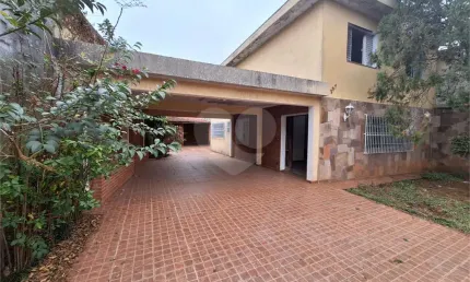 Sobrado espaçoso com 3 quartos e área gourmet à venda  Jd Guaembu