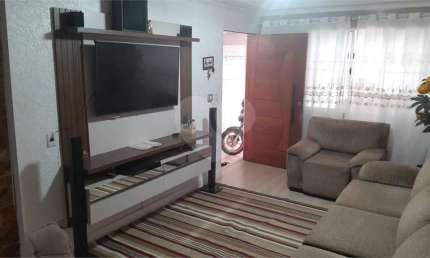 Casa á venda com 03 dormitórios e 02 vagas no Parque das Árvores