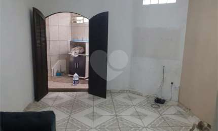 Casa com 03 dormitórios para locação - Bairro Jardim Guanhembú