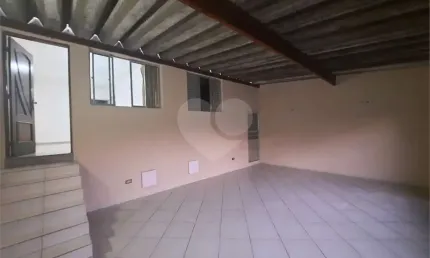 Casa térrea com 2 quartos para locação em Vila Santo Antônio - SP
