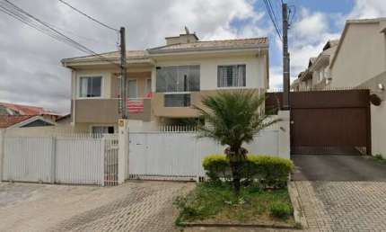 Sobrado localizado no bairro Alto - De frente para a rua