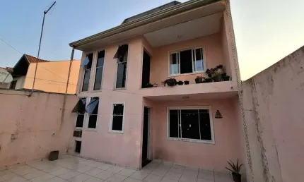 Excelente sobrado Triplex no Xaxim - 302m² - próx. a Rua Francisco Derosso