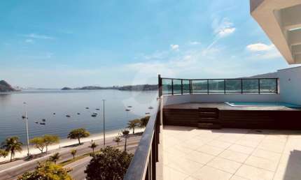 Cobertura - 239 m² com 4 suítes e 3 vagas em Charitas