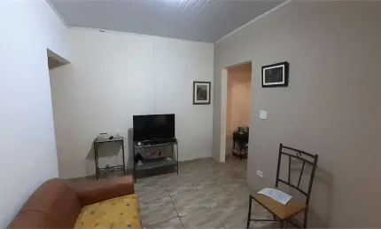 Casa a venda na vila guarani com 02 dormitórios, 01 banheiro e 01 vaga de garagem.
