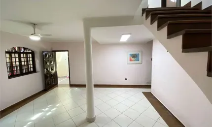 Bela casa arejada em Indianópolis, com edícula, 3 quartos e 3 vagas.