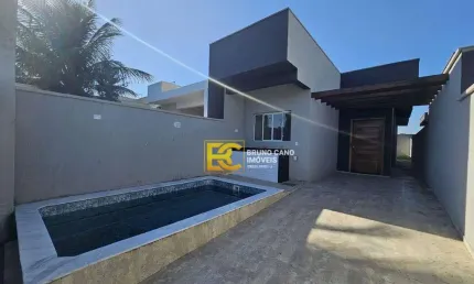Casa geminada com suíte e piscina – moderna e elegante a 1.500m da praia