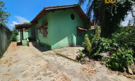 Casa com 3 quartos e quintal espaçoso – aproximadamente 700m do mar