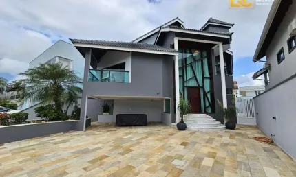 Triplex Alto Padrão com Vista Permanente para o Mar em Condomínio Exclusivo de Peruíbe