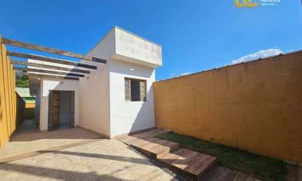 Casa Geminada com Suíte – 2.500m da Praia em Bairro em Expansão