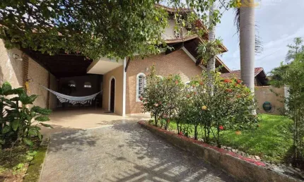 Casa térrea com 3 quartos á 50m do mar á venda  - Ribamar - Peruíbe/SP