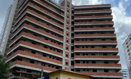 BELÍSSIMO APARTAMENTO, À 150m DO MAR E ESPAÇO PARA LAZER