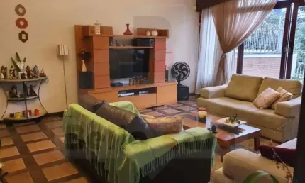 Sobrado amplo com três dormitórios e quatro vagas de garagem na Mooca