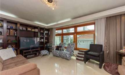 380 m² de área útil -  3 dormitórios, 1 suíte, 4 vagas de garagem - churrasqueira