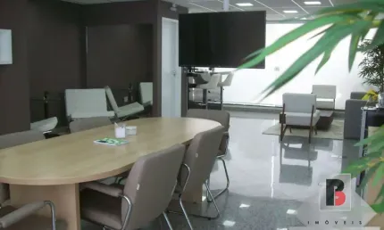 Sala comercial de 40m² na Mooca Cozinha, banheiro escritório com divisória de vidro