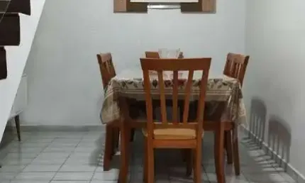 Sobrado de  três dormitórios,  água rasa, duas vagas de garagem.
