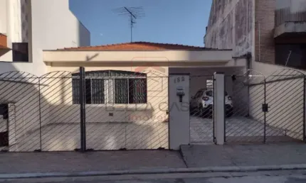 Casa terrea a venda no Jardim Textil com quintal e entrada lateral