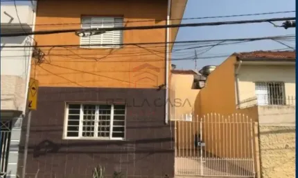 Imóvel com excelente localização, em rua tranquila, com fácil acesso a transportes públicos, próximo