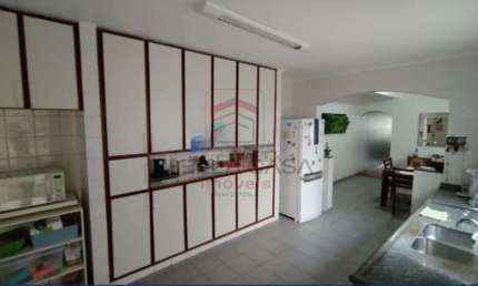 Sobrado com 130 m2, 3 dormitorios, 2 banheiros, garagem para 2 automo?veis com porta?o automa?tico.