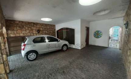 Casa terreá para locação em frente a uma praça bem tranquila e com vigia 24 horas