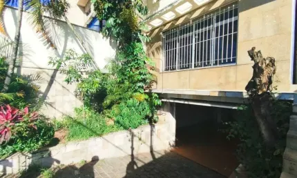 Sobrado no Jardim Avelino, 03 quartos sendo 01 suíte  e garagem para 05 carros