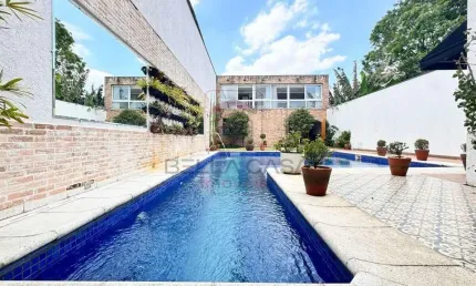 Casa com piscina, espaço gourmet com churrasqueira, 4 suítes, e 4 vagas na mooca