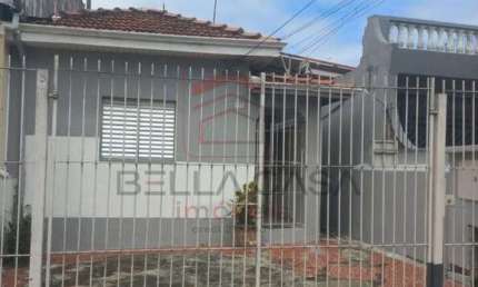 Casa térrea a venda no bairro da Mooca com 3 moradias e 2 vagas.