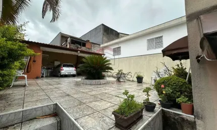 Casa térrea com 3 quartos (sendo 1 edícula) e 3 vagas garagem