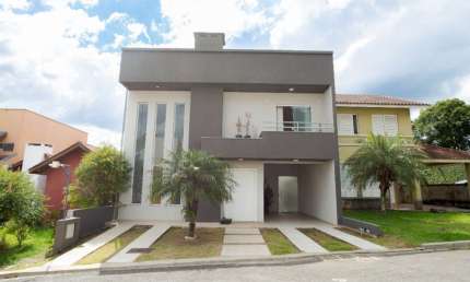 Casa em Condomínio no Pilarzinho: 3 Suítes, Pé Direito Duplo e Conforto Exclusivo.