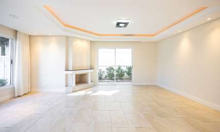 CASA SEMI MOBILIADA COM 4 DORMITÓRIOS, 2 SUITES E 5 VAGAS EM SANTA FELICIDADE