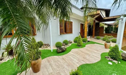 Casa mobiliada com 03 dormitórios e espaço Gourmet ao lado do Fórum Tramandaí/RS