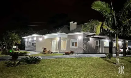 Linda casa de condomínio disponível no bairro Cruzeiro do Sul em Tramandaí/RS.