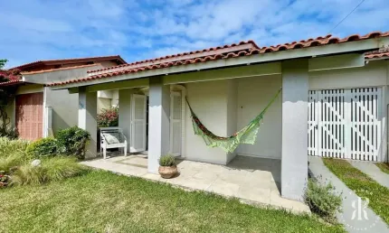 Excelente casa  com 3 dormitórios a venda próximo ao mar de Tramandaí/RS.