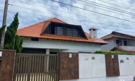 Lindo sobrado com 3 dormitórios e piscina no centro de Tramandaí