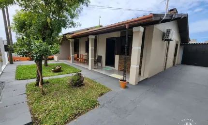 Casa térrea 4 dormitórios com lareira no centro de Tramandaí/RS.