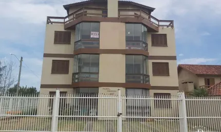 Apartamento duplex com 2 dormitórios, sendo 1 suíte próximo a praia em Tramandaí