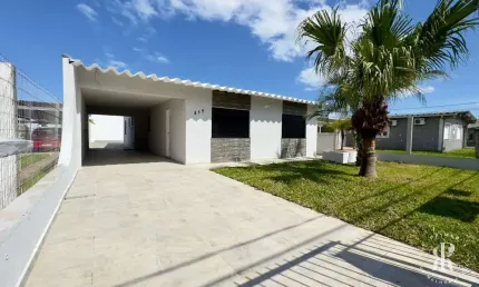 Casa Reformada com 3 Dormitórios e Amplo Pátio na Zona Nova