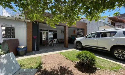 Excelente casa de 03 dormitórios sendo 01 suíte no centro de Tramandaí.