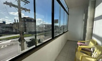 Amplo apartamento de 03 dormitórios no centro de Tramandaí