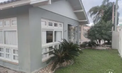 Excelente casa com 03 dormitórios no centro da cidade de Tramandaí