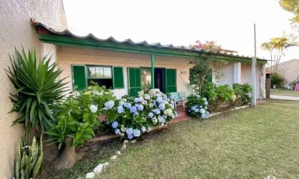Residência composta por 3 dormitórios em Tramandaí/RS.