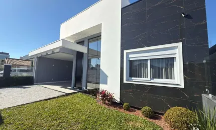 Casa de alto padrão com 3 dormitórios no centro de Tramandaí